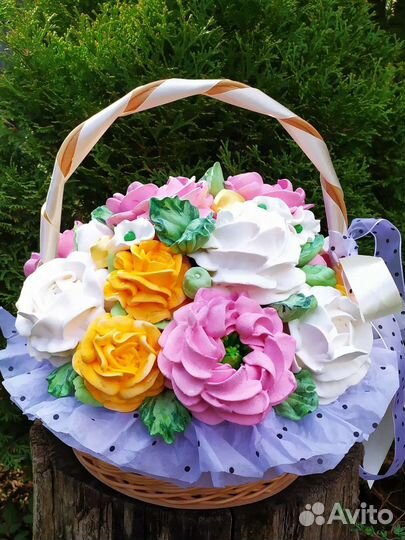Корзина со съедобными цветами