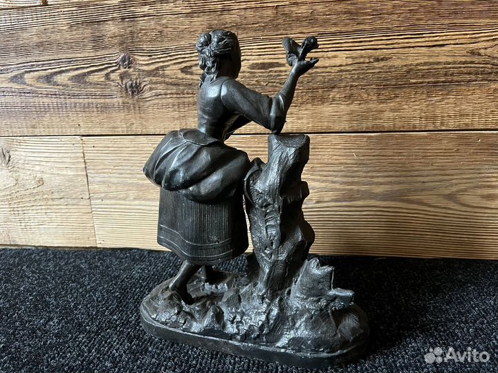 Статуэтка старинная девушка с птицей