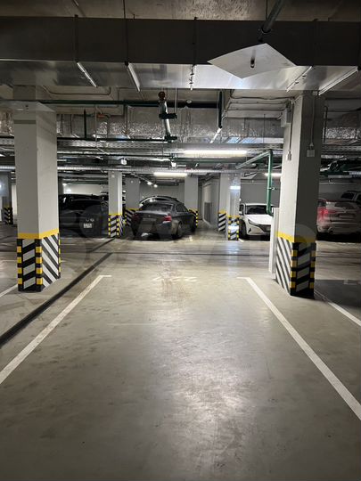 Машиноместо, > 30 м²