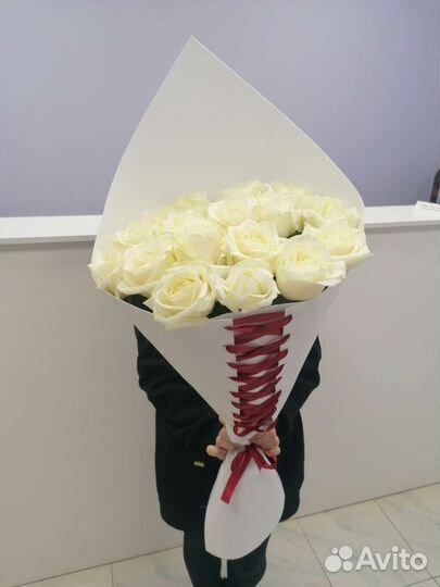 Букет высоких белых роз