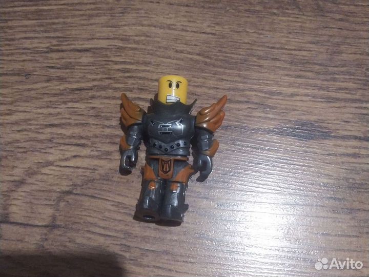 Фигурки(одна без ног)