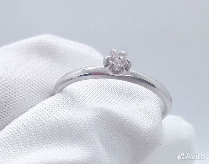 Золотое кольцо с бриллиантом 15,5р