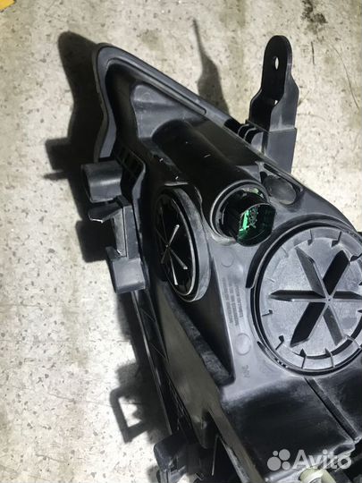 Фара Hyundai Genesis