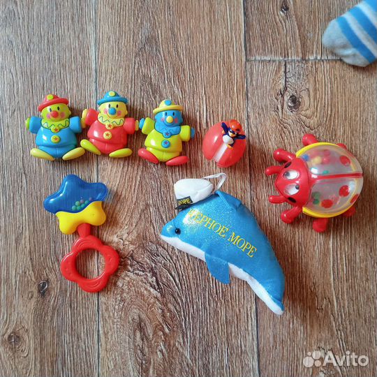 Погремушки и подушка надувная для младенца