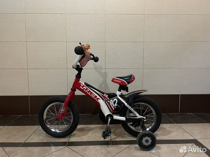 Детский велосипед с дополнительными колесами