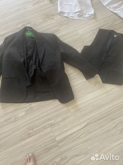 Продается костюм тройка на 3,4 класс