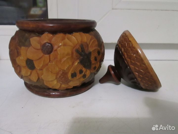 Деревянная круглая резная шкатулка