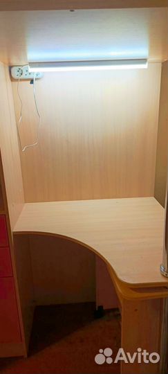 Детская кровать чердак со столом и шкафом