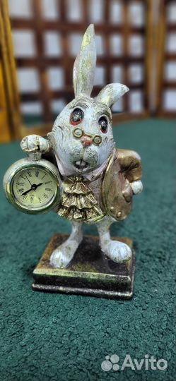 Декоративная фигура Белый Кролик с часами
