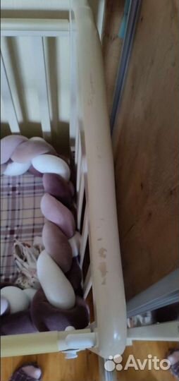 Детская кроватка с маятником