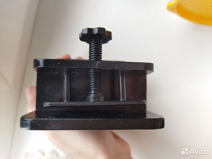 Кормушка для рыб автоматическая