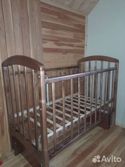 Детская кроватка с продольным маятником,матрас