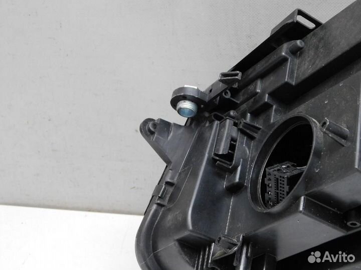 Фара правая Volkswagen Tiguan