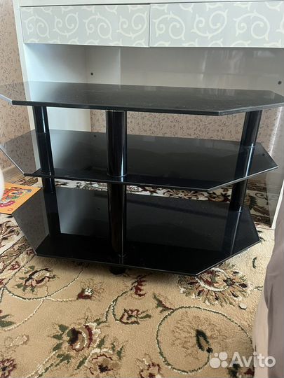 Стеклянный столик под телевизор