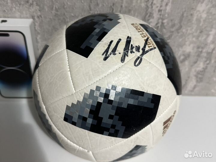 Футбольный мяч с росписью