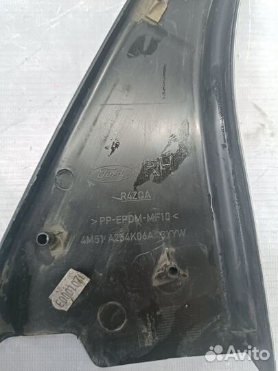 Уголок задней правой двери Ford Focus 2