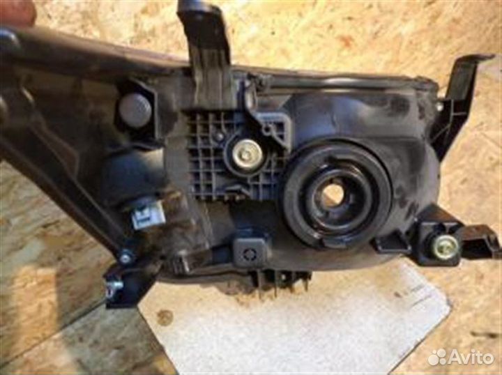 Фара левая Toyota Hilux 2011