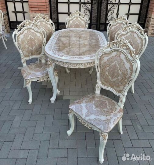 Стол и стулья