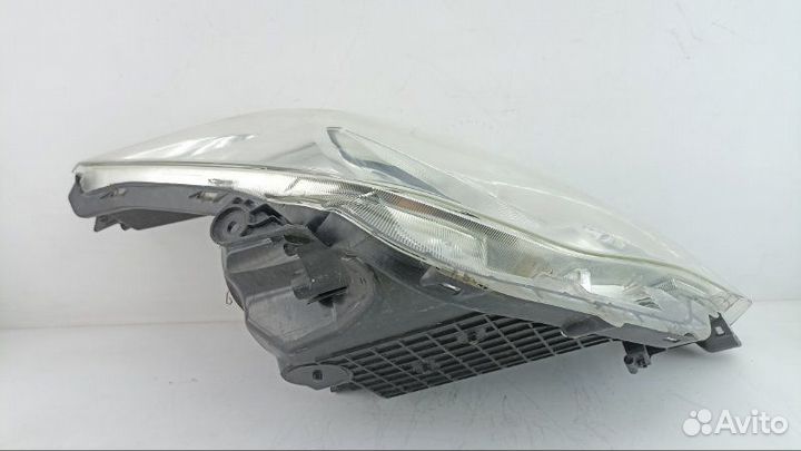 Фара правая Toyota Ractis NCP120