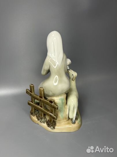Статуэтка фарфор