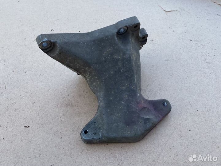 Кронштейн опоры двигателя слева Mercedes m275