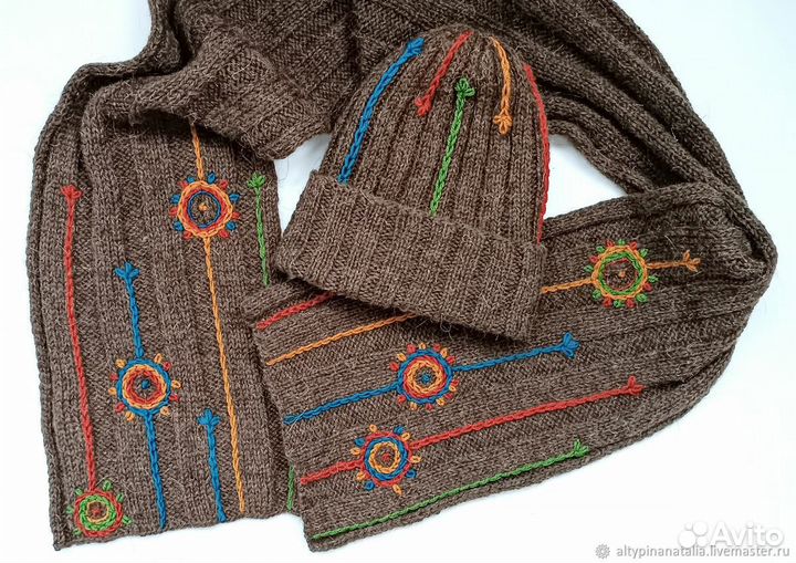 Комплект шапка и шарф с вышивкой. Ручная работа