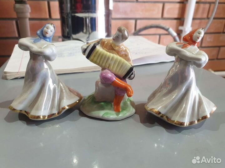 Гармонист и две плясуньи статуэтки