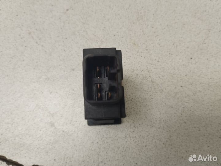 Кнопка Тойота Avensis 2 T250