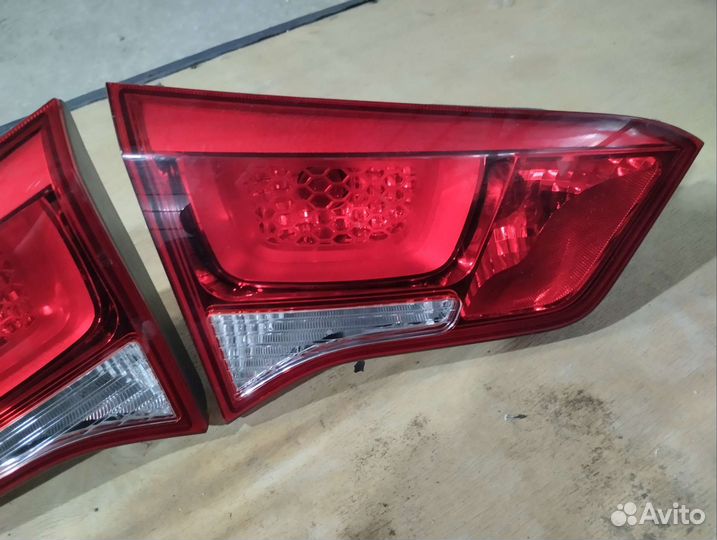 Задние фонари на крышку багажника Киа Рио 3