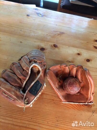 Бейсбольная перчатка и мяч