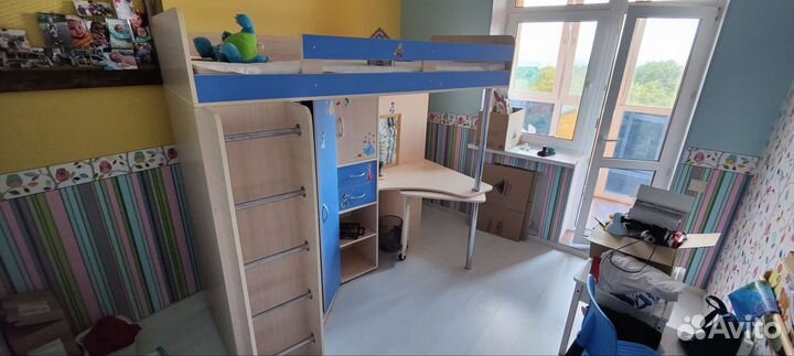 Детский уголок с кроватью и столом