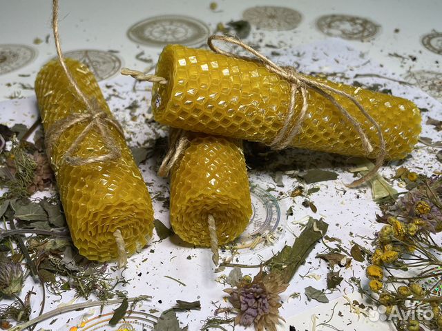 Свечи из вощины желтые с травами, ручная работа