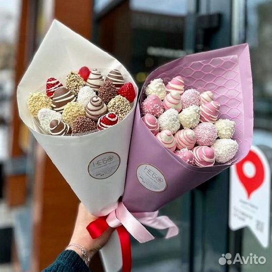 Шкатулка с клубникой в шоколаде и цветами