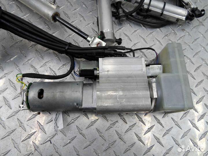 Моторчик крышки багажника Mercedes-Benz C-Class