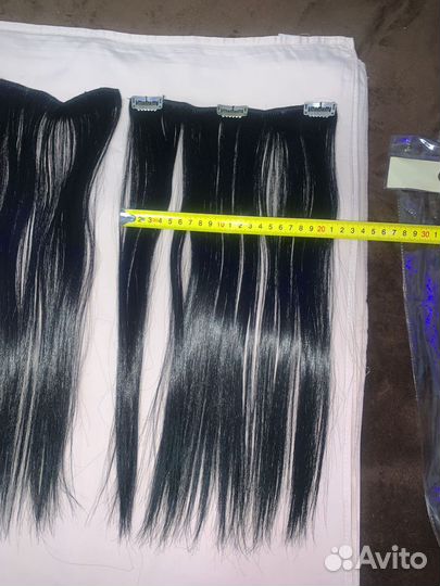 Волосы на трессах черные