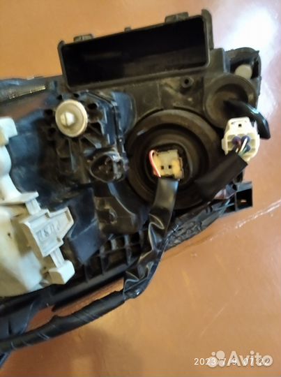 Фары на toyota avensis