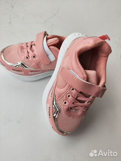 Кроссовки на девочку 29 размер новые