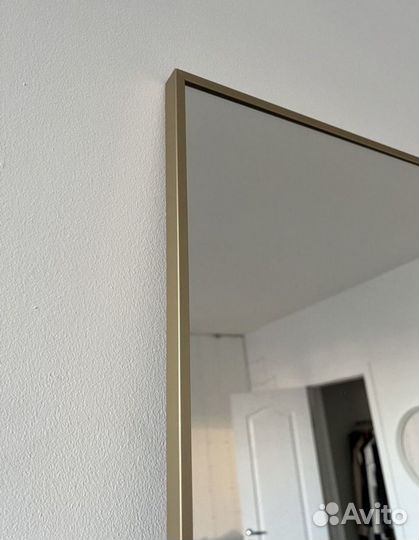 Зеркало в золотистой алюминиевой раме