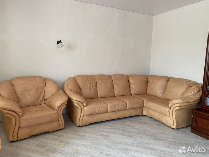 Кожаный диван угловой и кресло
