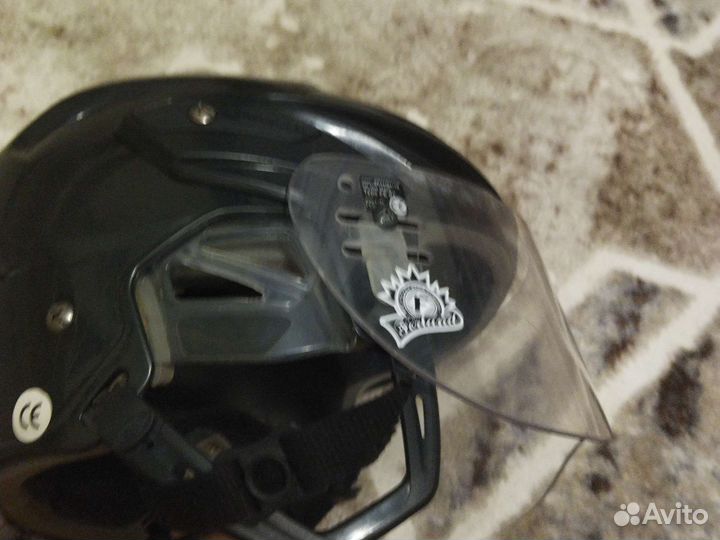 Хоккейный шлем