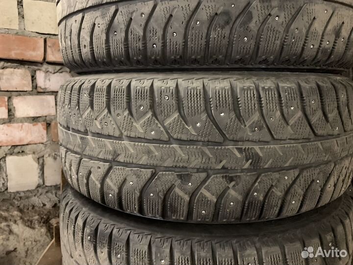 Bridgestone Ice Cruiser 7000 215/55 R17 98T