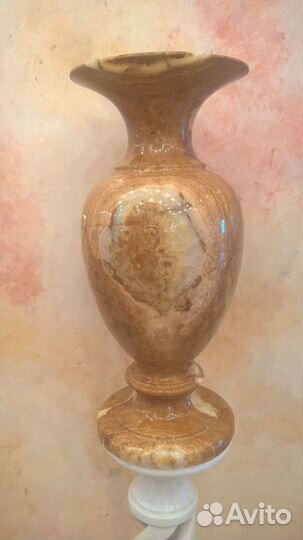 Ваза из оникса с подставкой