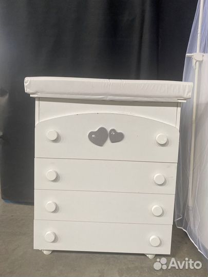 Детская кроватка и пеленальный столик-комод