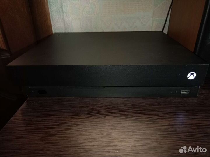 Xbox One X, 2 геймпада, 5 дисков