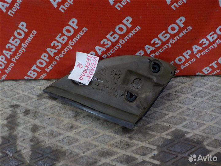 Уголок зеркала правый Opel Astra-H седан Z18XER