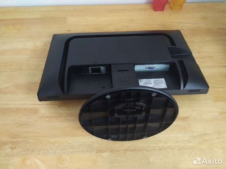 Монитор LG Flatron E2211