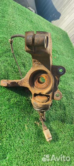 Левая цапфа Ford Tourneo Connect