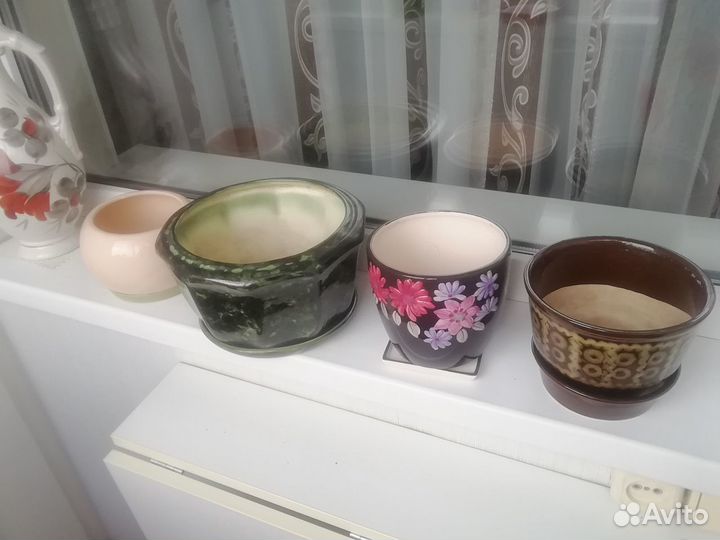 Цветочные горшки разные и лейка