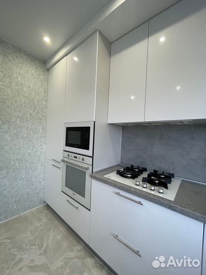 Кухня под потолок из мдф на заказ в Омске