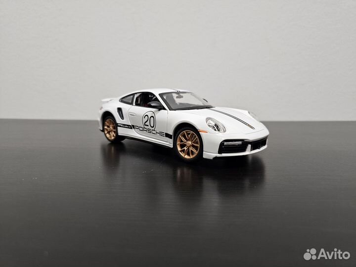 Модель машины Porsche 911 Turbo S белая